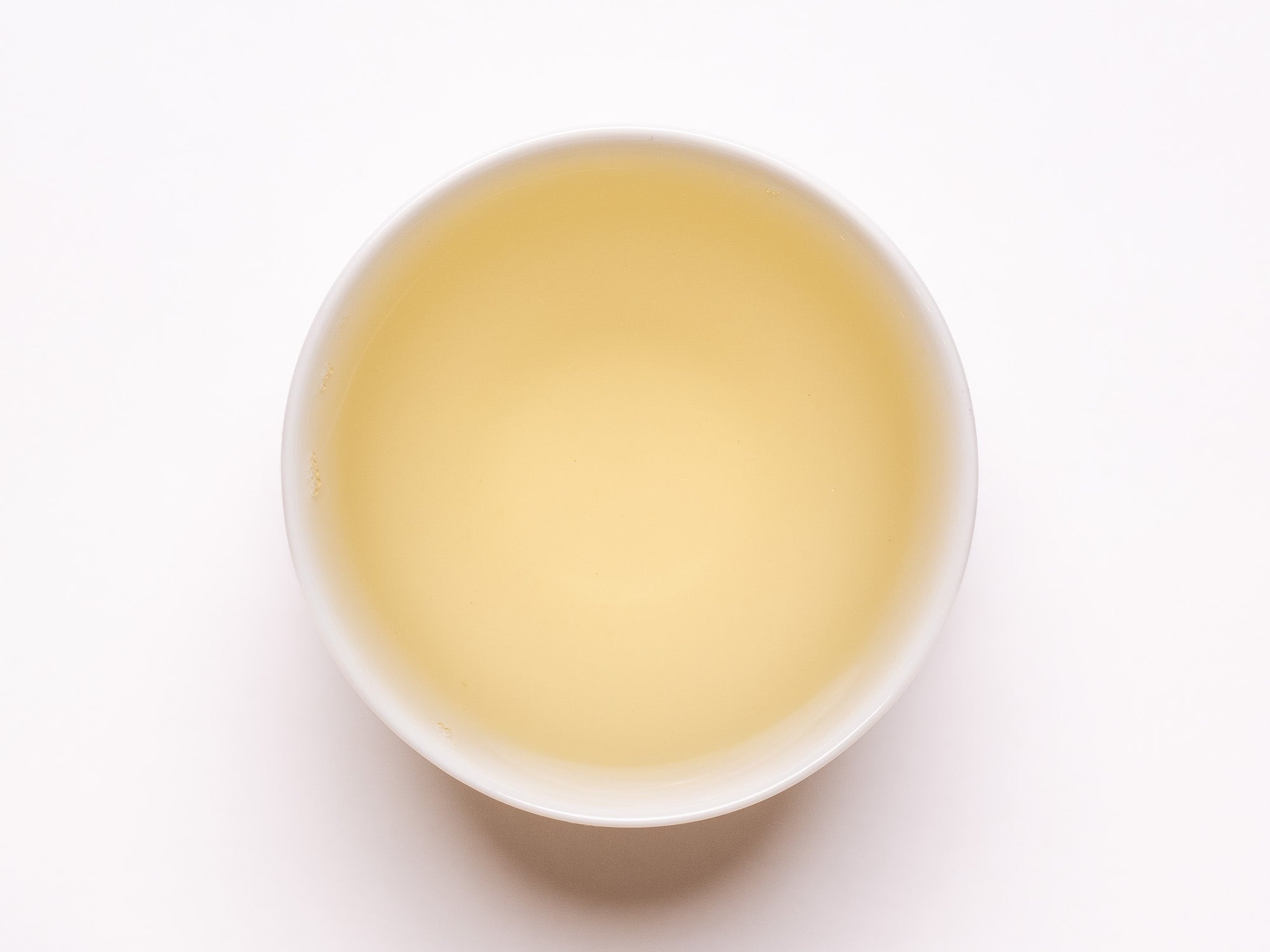 Infusión de té verde Bi Luo Chun de primavera en taza pequeña