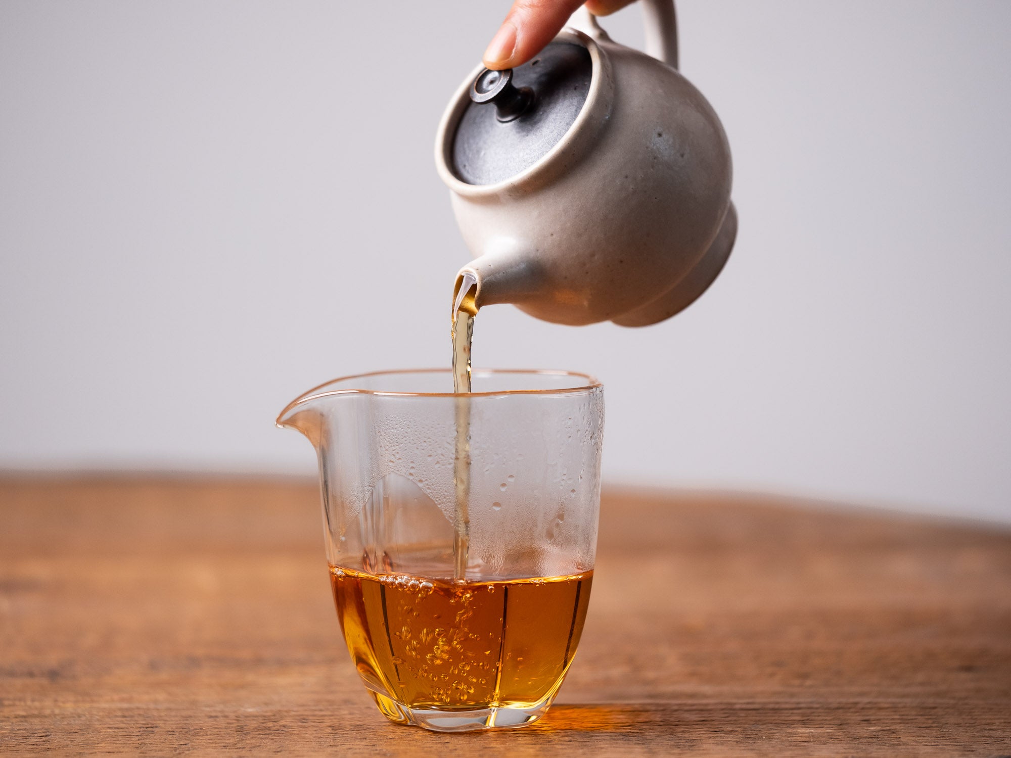 Infusión con tetera de té negro de Tongmuguan de árboles centenarios estilo floral