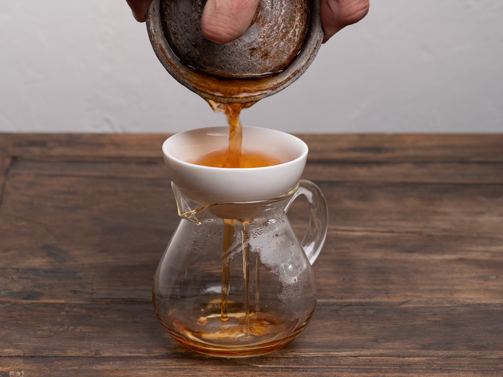 Infusión de oolong envejecido de Alishan con gaiwan y jarra de cristal