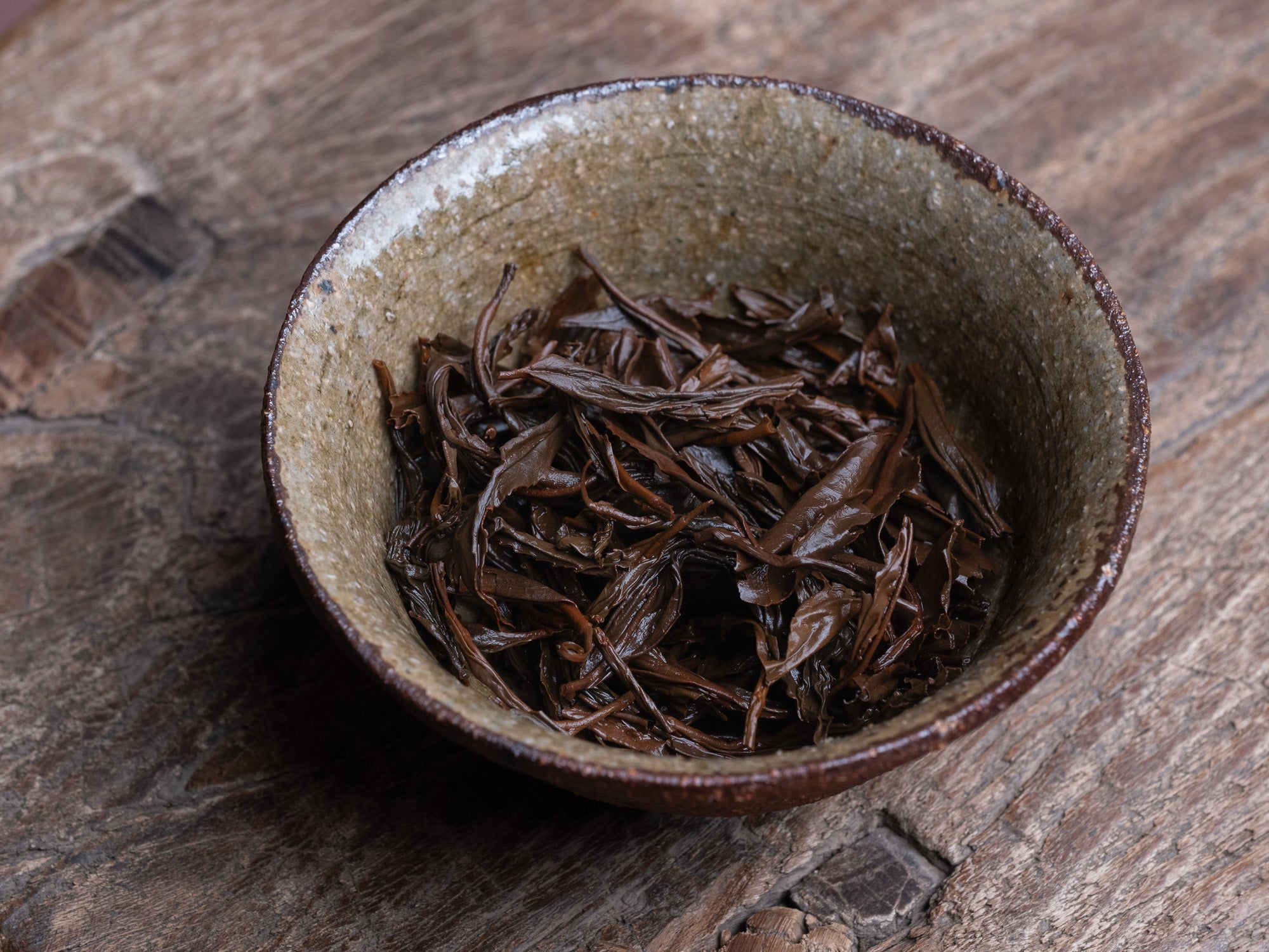 Hojas de té negro Zhengshan Xiaozhong Ahumado-2012 en gaiwan