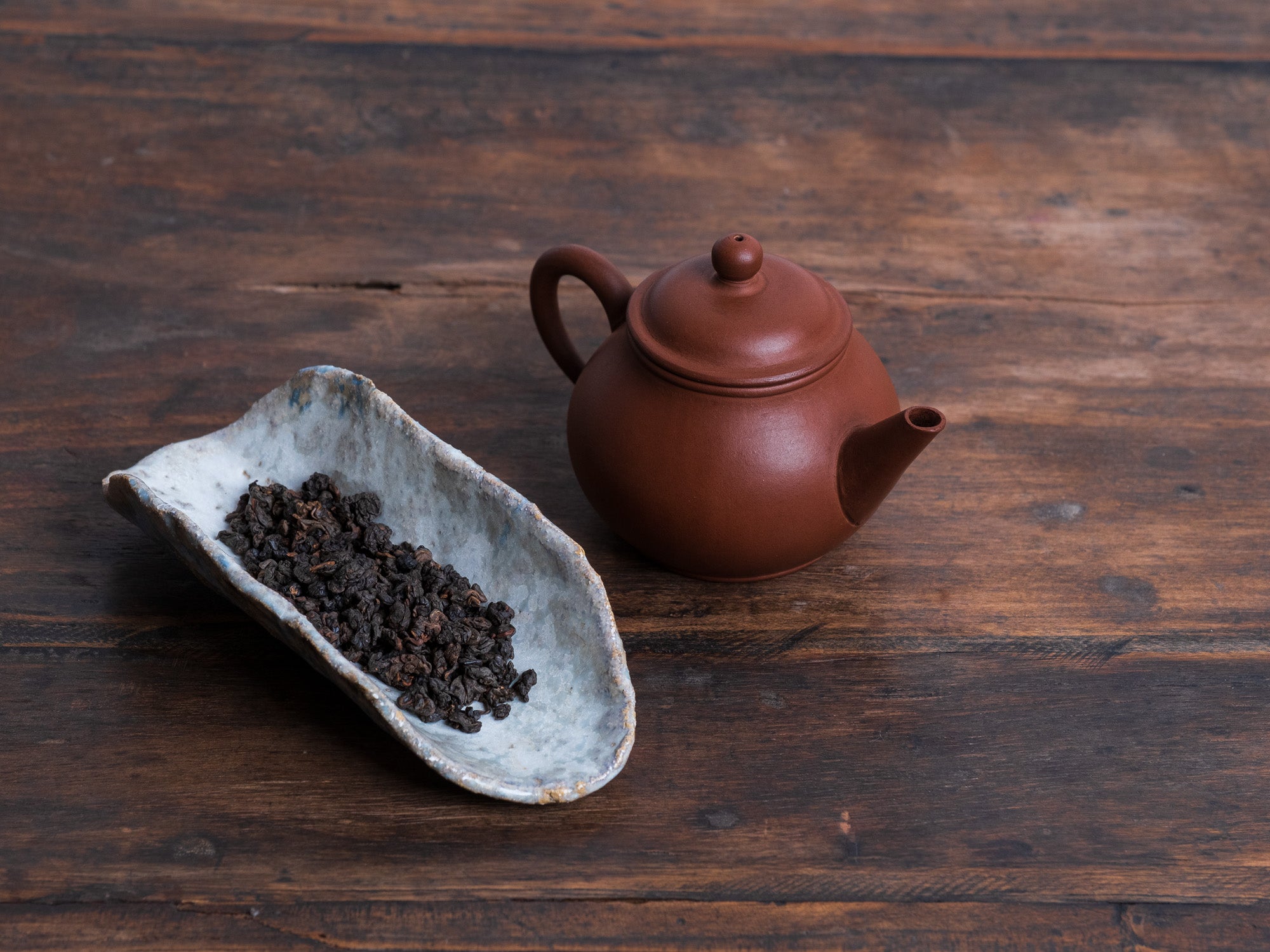 Preparación de té oolong Dong Ding envejecido con tetera Yixing