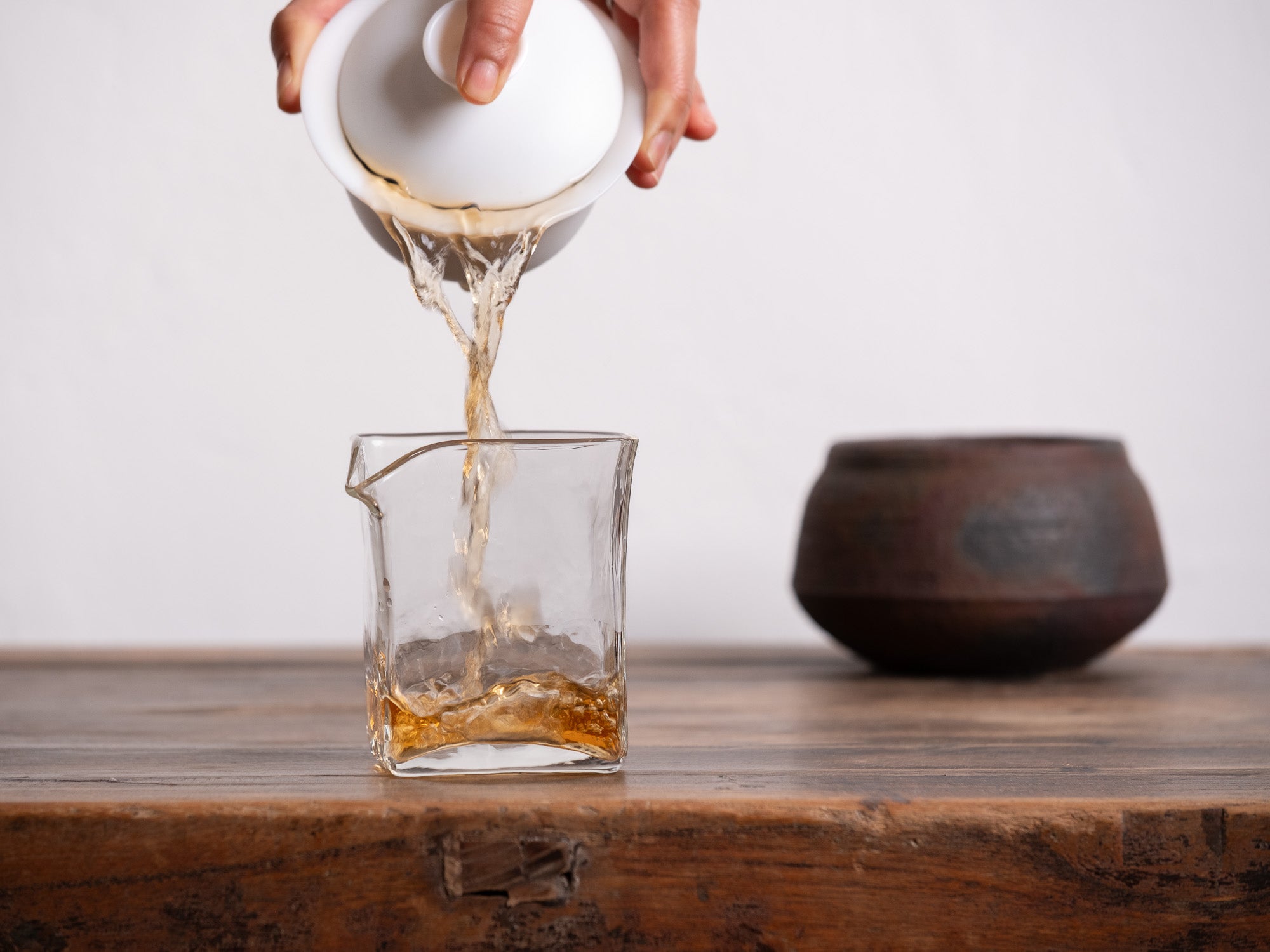 Preparación de té oolong Dong Ding de Tailandia con gaiwan y jarra de té