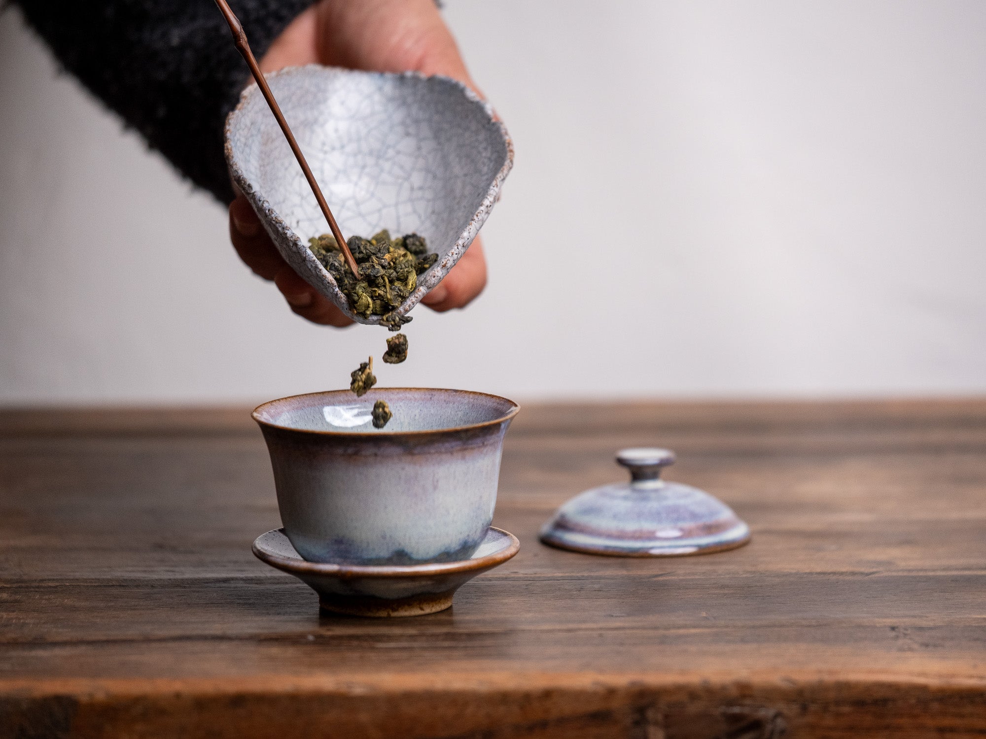 Preparación de té oolong Ruan Zhi de Tailandia con gaiwan