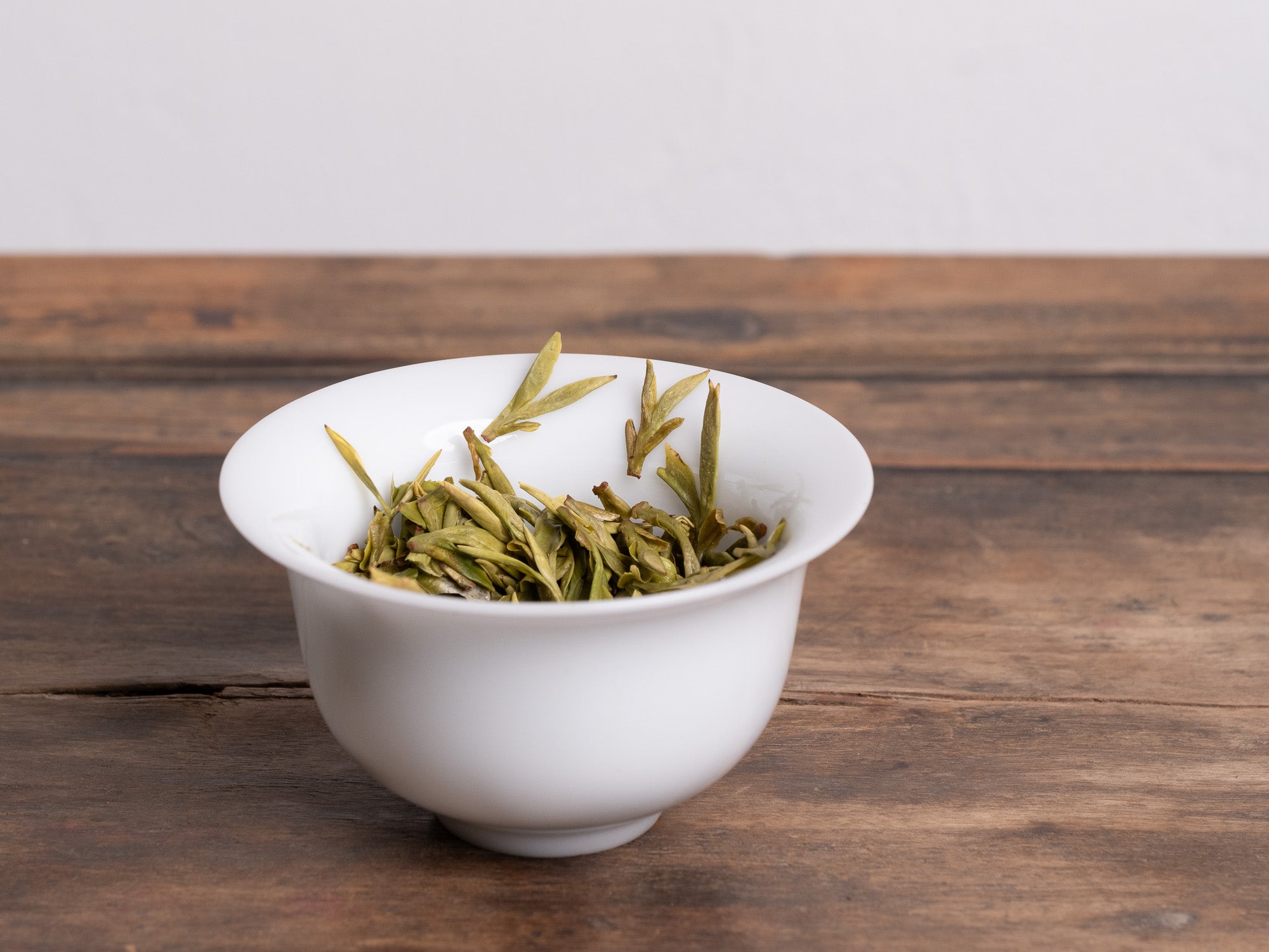 Hojas infusionadas de té verde Wu Niu Zao de primavera en gaiwan