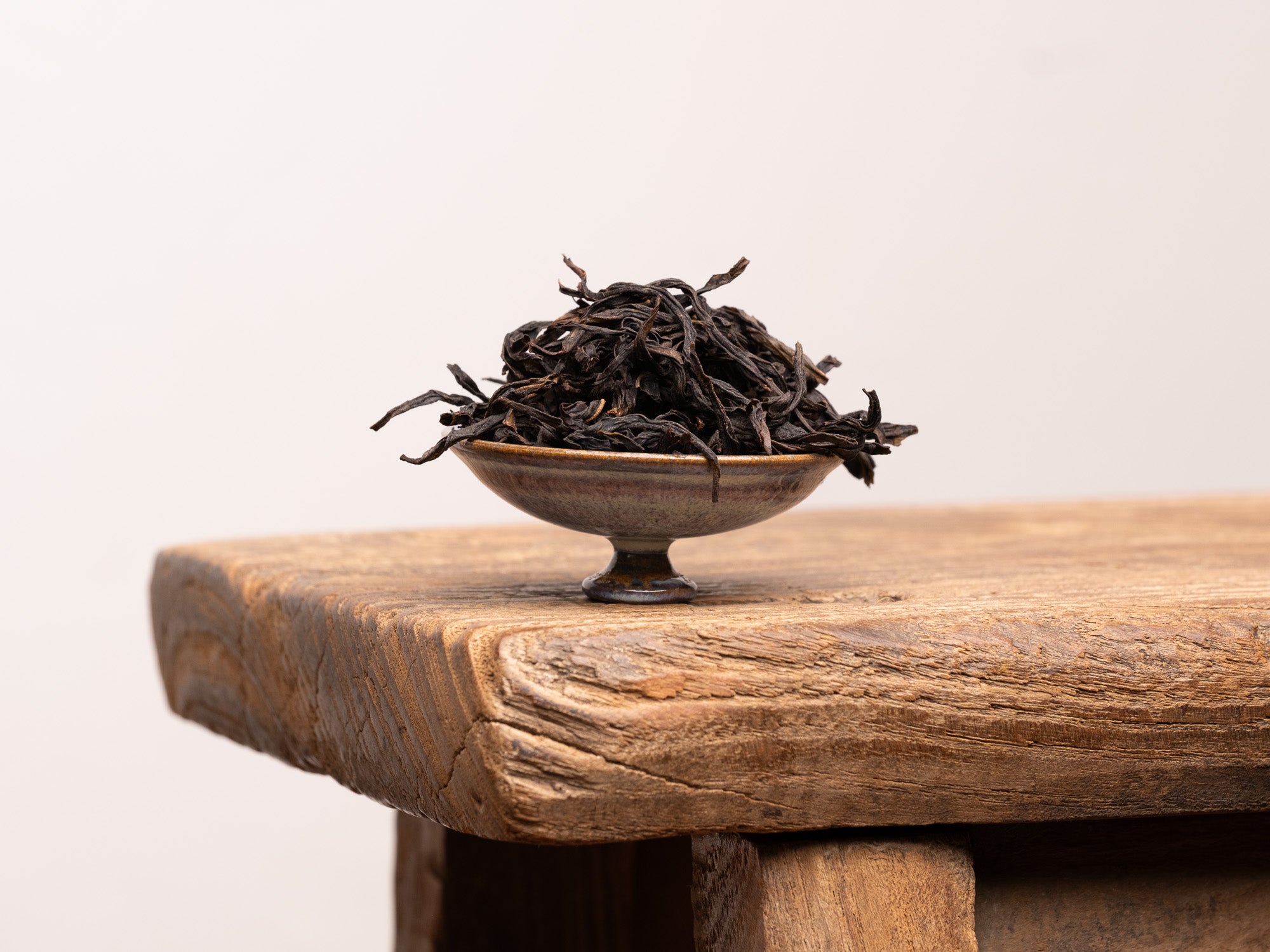 Hojas de té oolong dancong Ya shi xiang en tapa gaiwan