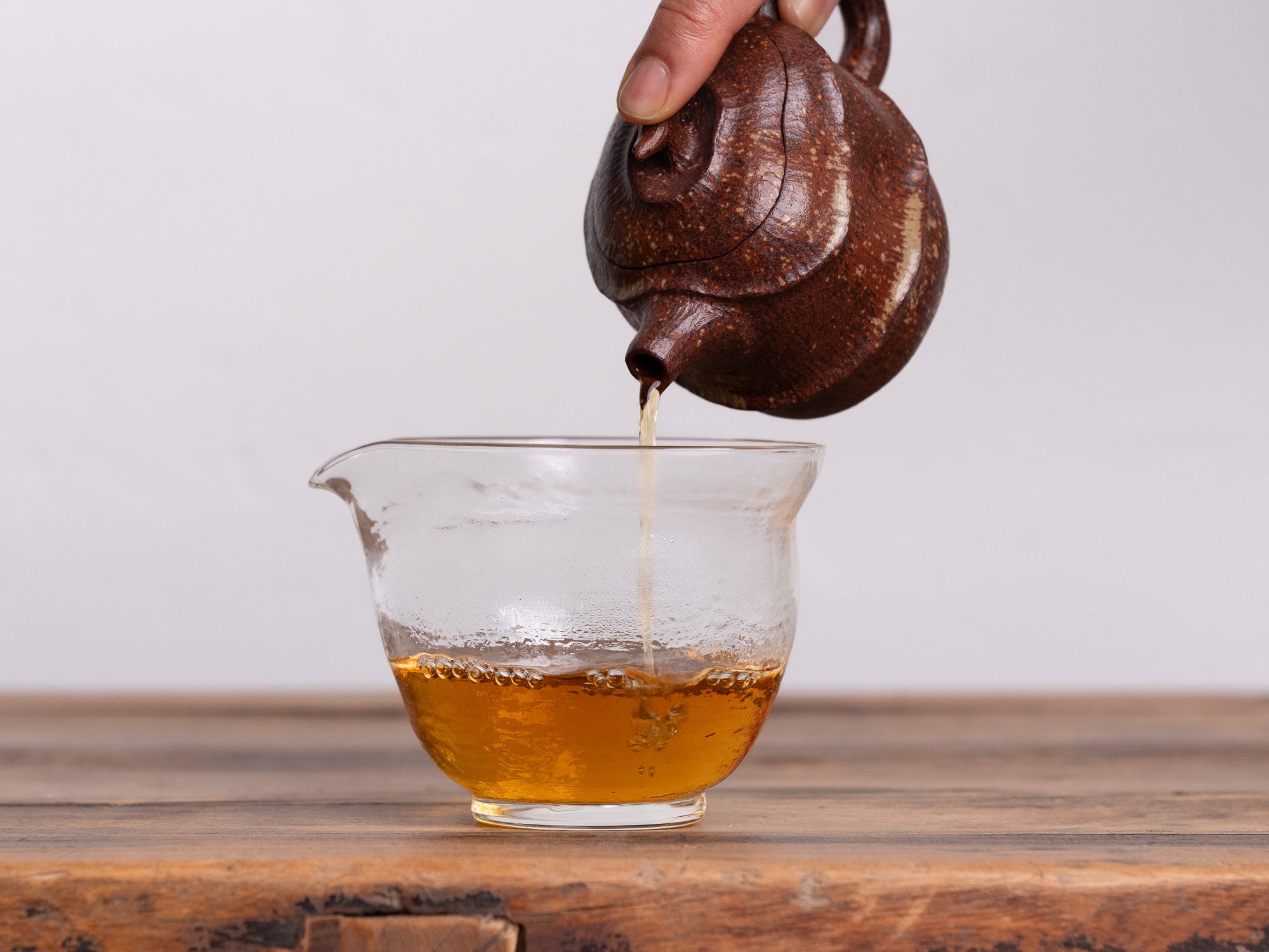 Infusión de té negro de Tongmuguan de árboles centenarios con tetera de arcilla