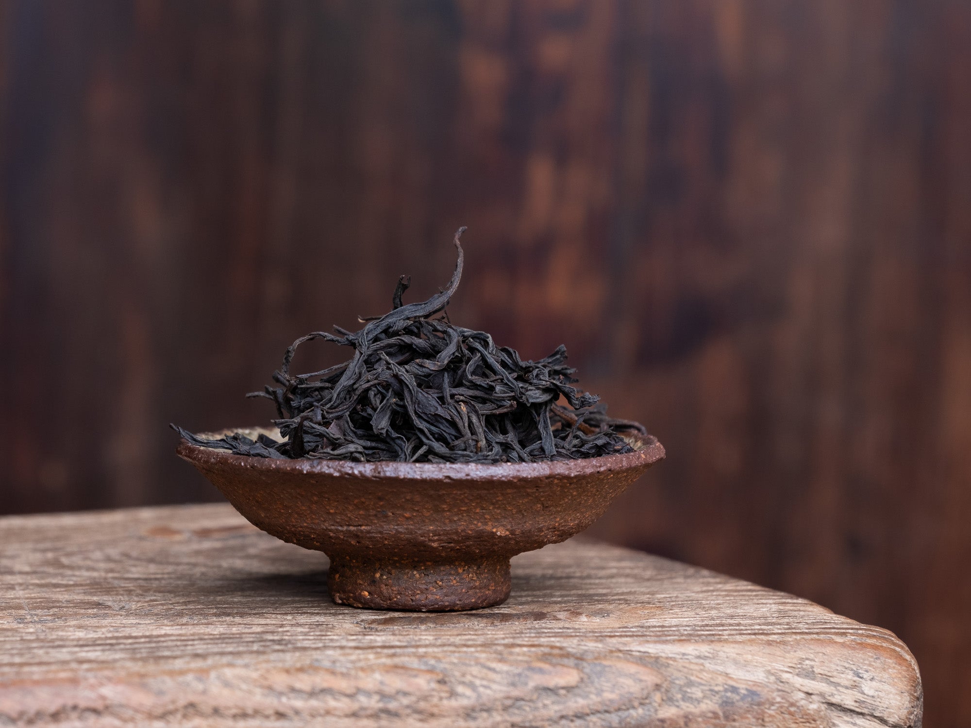 Hojas de té negro Zhengshan Xiaozhong Ahumado - 2012 en tapa de gaiwan