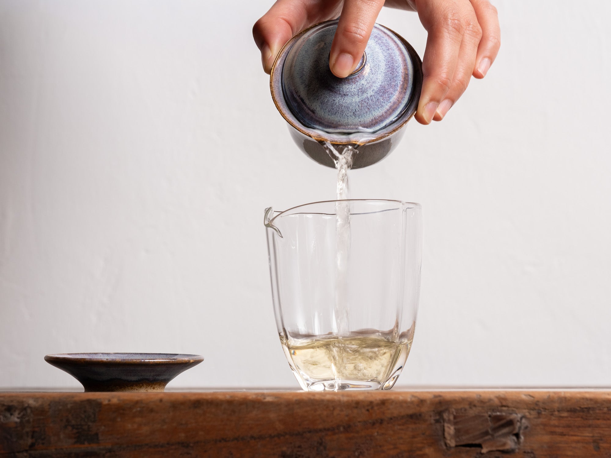 Infusión de té oolong Ruan Zhi de Tailandia en gaiwan y jarra de té