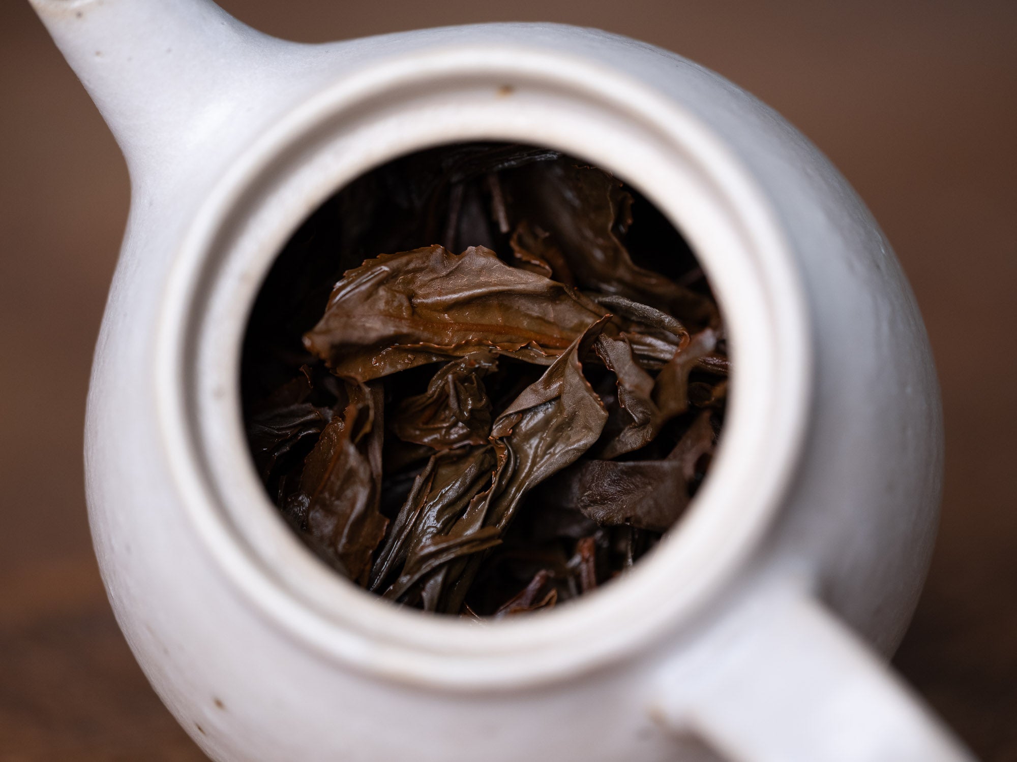 Tetera con té negro de Tongmuguan de árboles centenarios estilo floral