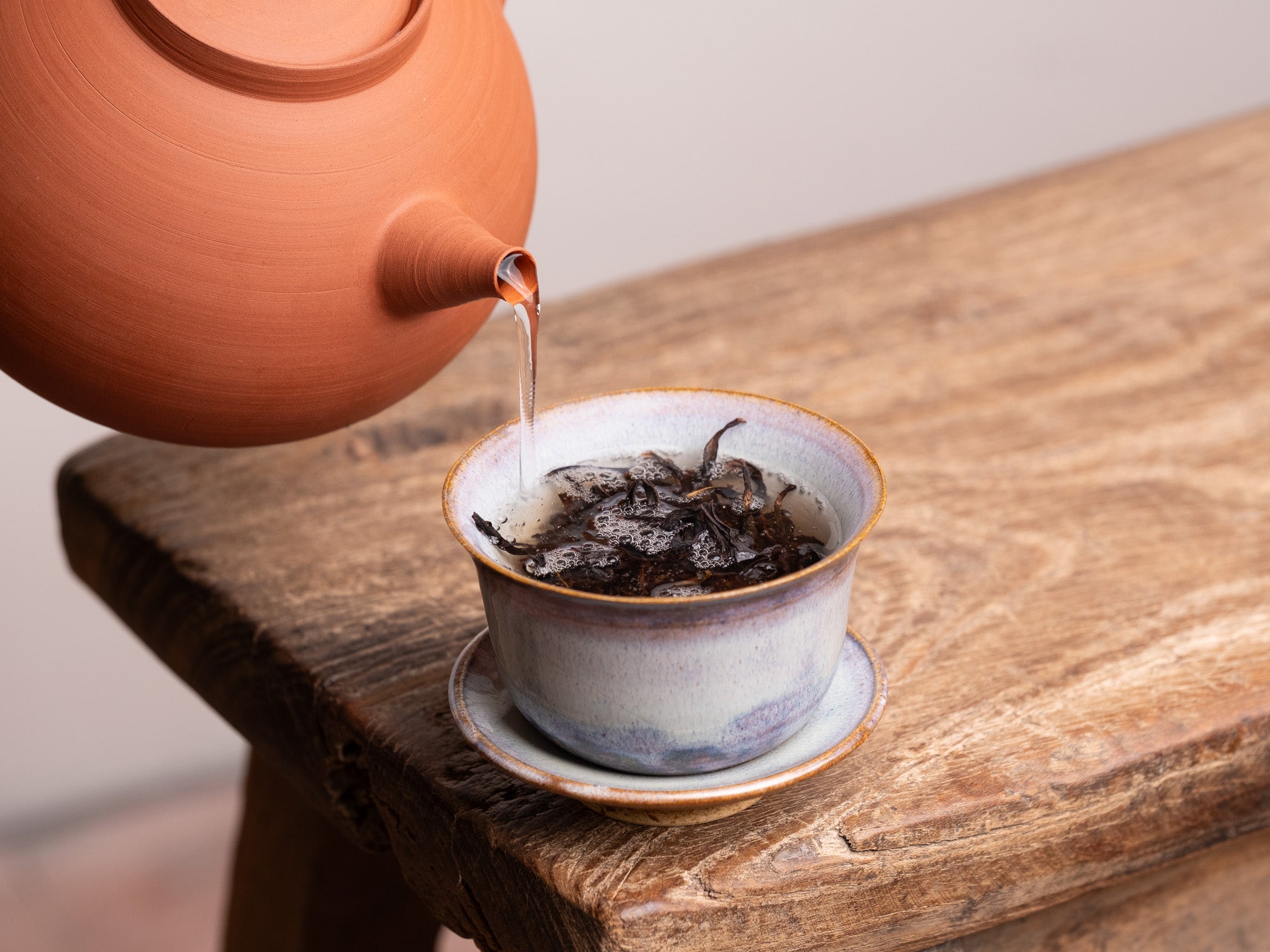 Preparación de té oolong dancong a shi xiang en gaiwan de ceramica
