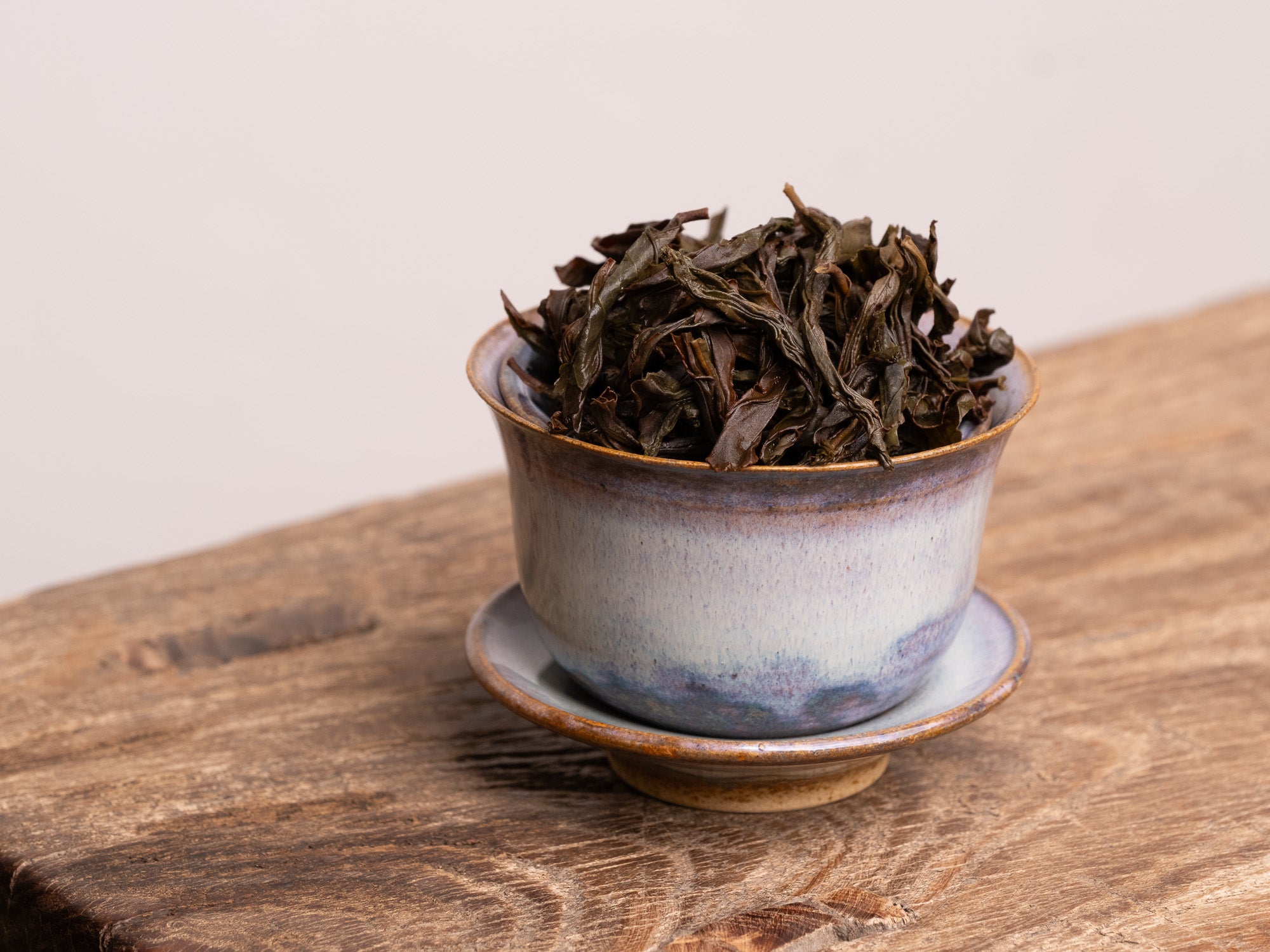 Hojas de té oolong dancong Ya shi xiang en gaiwan de porcelana